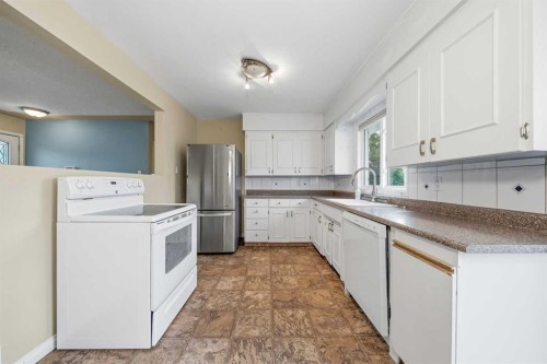 4511 41 Avenue Sw, Calgary, AB - Indoor Photo Showing Kitchen