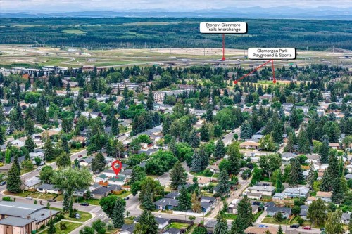 4511 41 Avenue Sw, Calgary, AB - Outdoor With View