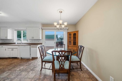 4511 41 Avenue Sw, Calgary, AB - Indoor Photo Showing Other Room