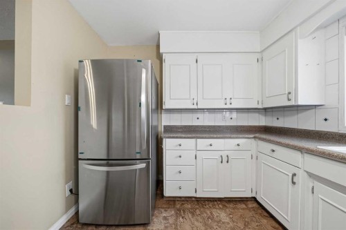 4511 41 Avenue Sw, Calgary, AB - Indoor Photo Showing Kitchen