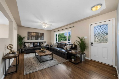 4511 41 Avenue Sw, Calgary, AB - Indoor Photo Showing Living Room