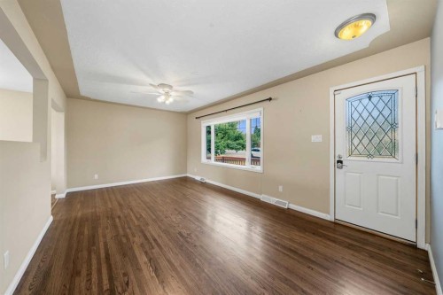 4511 41 Avenue Sw, Calgary, AB - Indoor Photo Showing Other Room