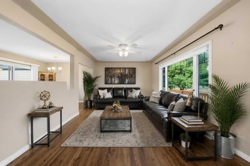 4511 41 Avenue Sw, Calgary, AB - Indoor Photo Showing Living Room