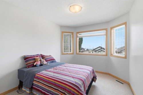 54 Rockyledge Rise Nw, Calgary, AB - Indoor Photo Showing Bedroom