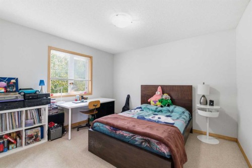 54 Rockyledge Rise Nw, Calgary, AB - Indoor Photo Showing Bedroom