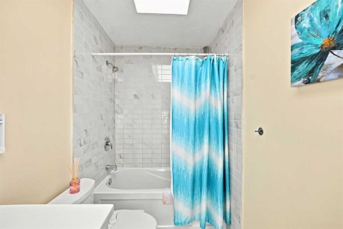 225 Harvest Glen Place Ne, Calgary, AB - Indoor Photo Showing Bathroom