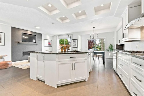 4 Silverado Saddle Court Sw, Calgary, AB - Indoor Photo Showing Kitchen With Upgraded Kitchen
