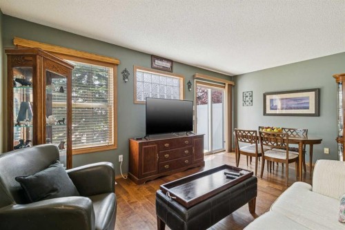 148 Everstone Drive Sw, Calgary, AB - Indoor Photo Showing Living Room