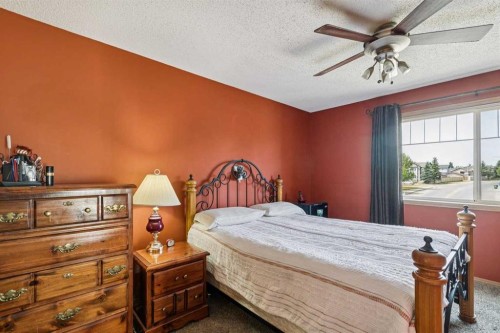 148 Everstone Drive Sw, Calgary, AB - Indoor Photo Showing Bedroom
