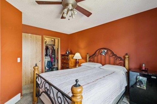 148 Everstone Drive Sw, Calgary, AB - Indoor Photo Showing Bedroom