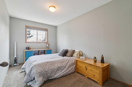 148 Everstone Drive Sw, Calgary, AB - Indoor Photo Showing Bedroom