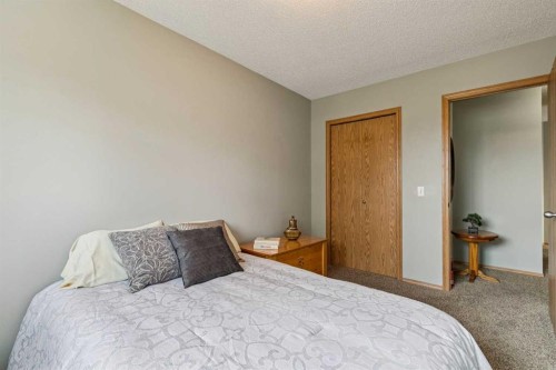 148 Everstone Drive Sw, Calgary, AB - Indoor Photo Showing Bedroom