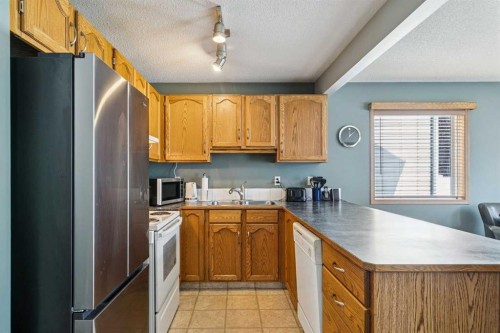 148 Everstone Drive Sw, Calgary, AB - Indoor Photo Showing Kitchen With Double Sink