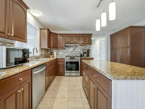 338 Deer Run Place West, Rural Lethbridge County, AB - Indoor Photo Showing Kitchen