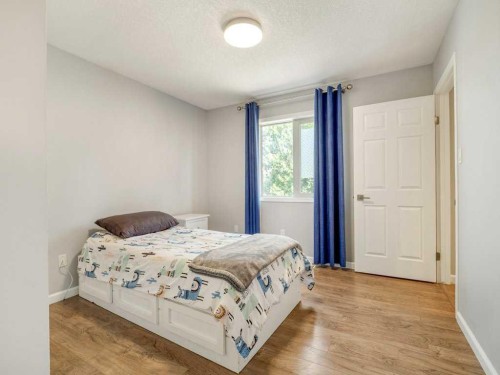 338 Deer Run Place West, Rural Lethbridge County, AB - Indoor Photo Showing Bedroom