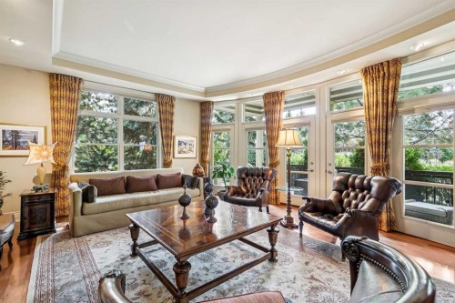 708 Hillcrest Avenue Sw, Calgary, AB - Indoor Photo Showing Living Room