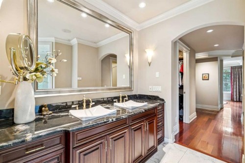 708 Hillcrest Avenue Sw, Calgary, AB - Indoor Photo Showing Bathroom