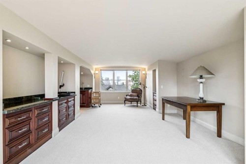 708 Hillcrest Avenue Sw, Calgary, AB - Indoor