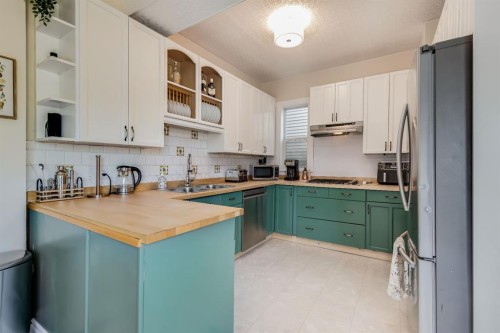 1517 12 Avenue Sw, Calgary, AB - Indoor Photo Showing Kitchen With Double Sink