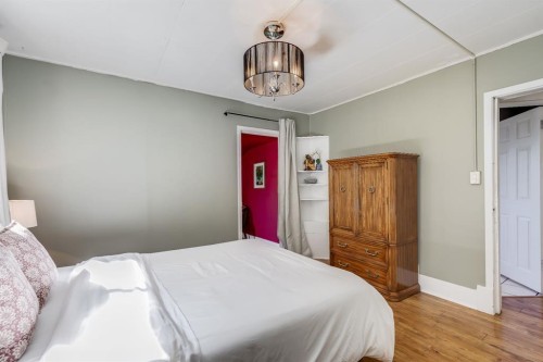 1517 12 Avenue Sw, Calgary, AB - Indoor Photo Showing Bedroom