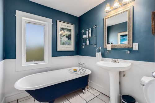 1517 12 Avenue Sw, Calgary, AB - Indoor Photo Showing Bathroom