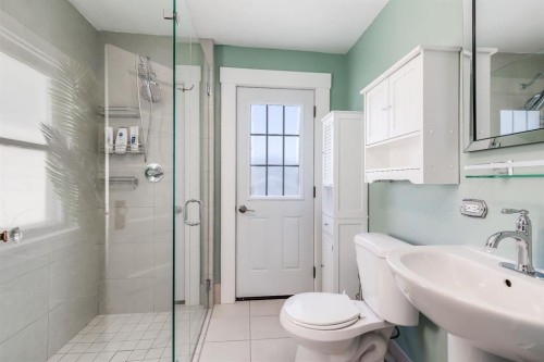 1517 12 Avenue Sw, Calgary, AB - Indoor Photo Showing Bathroom