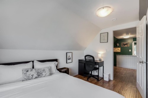 1517 12 Avenue Sw, Calgary, AB - Indoor Photo Showing Bedroom