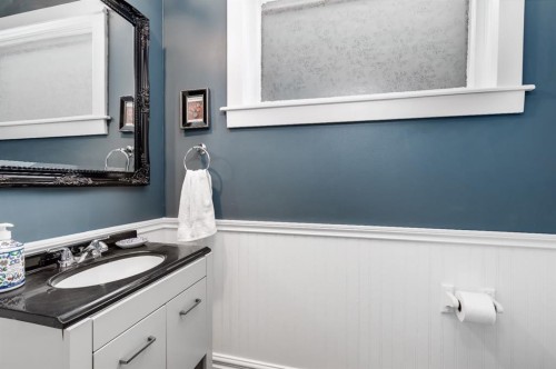 1517 12 Avenue Sw, Calgary, AB - Indoor Photo Showing Bathroom