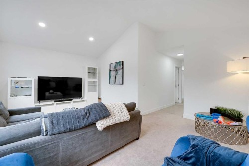 6 Aspen Stone Mews Sw, Calgary, AB - Indoor Photo Showing Living Room