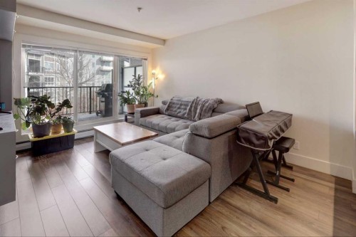311-510 Edmonton Trail Ne, Calgary, AB - Indoor Photo Showing Living Room