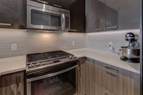 311-510 Edmonton Trail Ne, Calgary, AB - Indoor Photo Showing Kitchen With Upgraded Kitchen