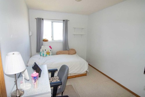 3850 Catalina Boulevard Ne, Calgary, AB - Indoor Photo Showing Bedroom