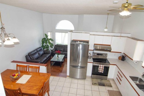 3850 Catalina Boulevard Ne, Calgary, AB - Indoor Photo Showing Kitchen With Double Sink