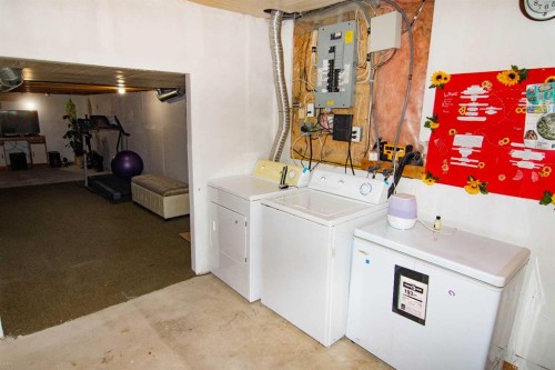 3850 Catalina Boulevard Ne, Calgary, AB - Indoor Photo Showing Laundry Room