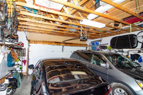 3850 Catalina Boulevard Ne, Calgary, AB - Indoor Photo Showing Garage