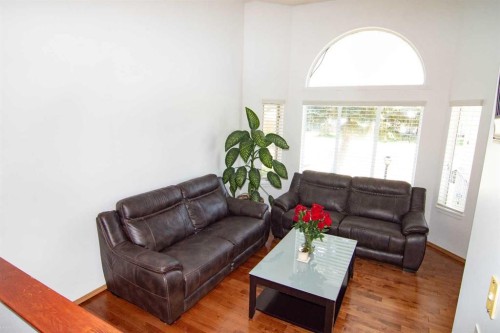 3850 Catalina Boulevard Ne, Calgary, AB - Indoor Photo Showing Living Room
