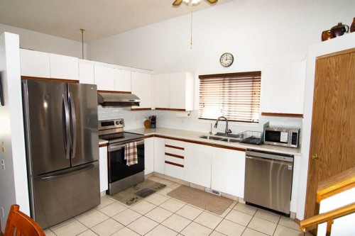 3850 Catalina Boulevard Ne, Calgary, AB - Indoor Photo Showing Kitchen With Double Sink