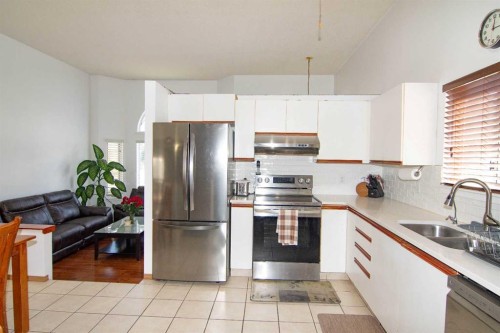 3850 Catalina Boulevard Ne, Calgary, AB - Indoor Photo Showing Kitchen With Double Sink