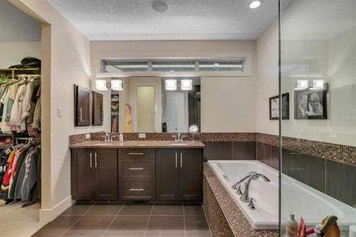 72 Quarry Landing Se, Calgary, AB - Indoor Photo Showing Bathroom