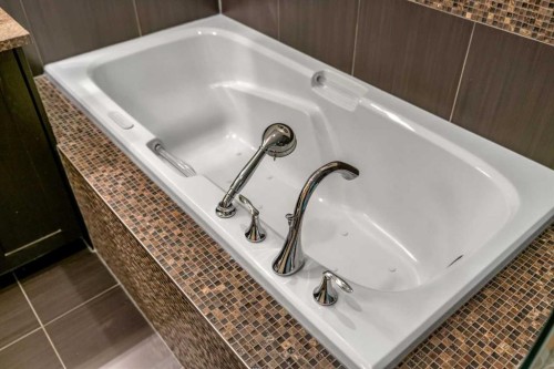 72 Quarry Landing Se, Calgary, AB - Indoor Photo Showing Bathroom