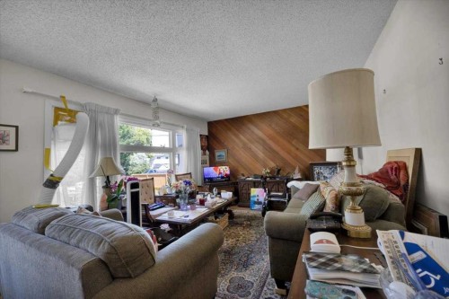 6127 33 Avenue Nw, Calgary, AB - Indoor Photo Showing Living Room
