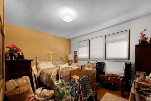 6127 33 Avenue Nw, Calgary, AB - Indoor Photo Showing Bedroom