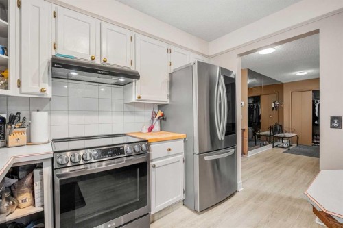 20 Bedwood Hill Ne, Calgary, AB - Indoor Photo Showing Kitchen