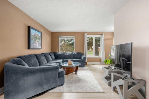 20 Bedwood Hill Ne, Calgary, AB - Indoor Photo Showing Living Room