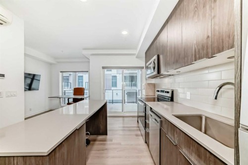 204-455 1 Avenue Ne, Calgary, AB - Indoor Photo Showing Kitchen With Upgraded Kitchen