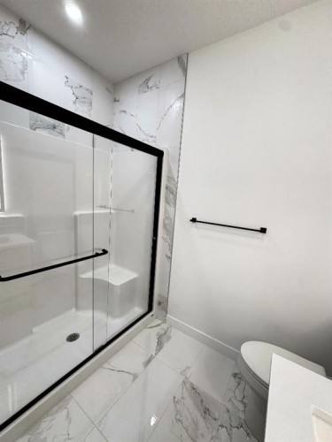 1005-200 Belvedere Boulevard Se, Calgary, AB - Indoor Photo Showing Bathroom