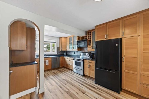 21 Woodhill Court Sw, Calgary, AB - Indoor Photo Showing Kitchen