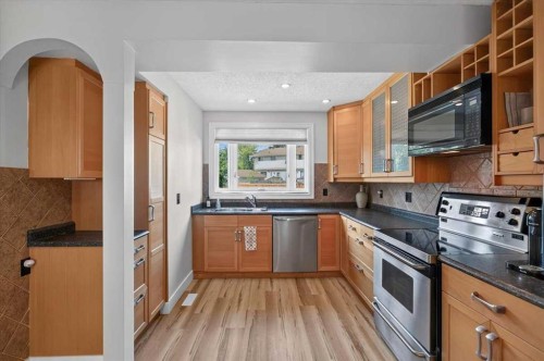 21 Woodhill Court Sw, Calgary, AB - Indoor Photo Showing Kitchen