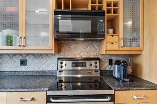 21 Woodhill Court Sw, Calgary, AB - Indoor Photo Showing Kitchen