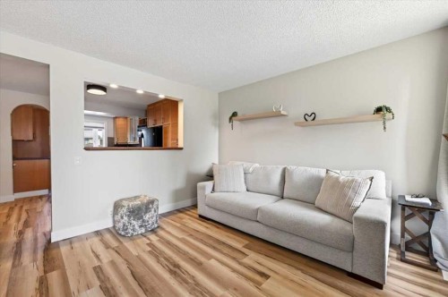 21 Woodhill Court Sw, Calgary, AB - Indoor Photo Showing Living Room